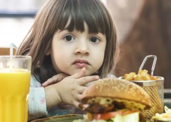 অজান্তেই শিশুর শরীরের নীরবে ক্ষতি করছে যে ৫ খাবার