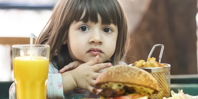 অজান্তেই শিশুর শরীরের নীরবে ক্ষতি করছে যে ৫ খাবার