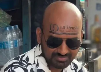 টাক মাথায় বিলবোর্ড বানিয়ে মোটা অঙ্কের আয়