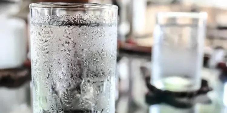 ঠান্ডা পানি কি শরীরের জন্য ক্ষতিকর? কী বলছেন চিকিৎসকরা