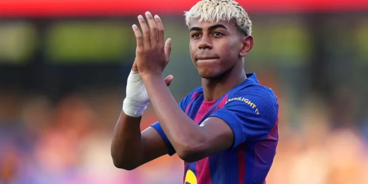 আর্জেন্টাইন গায়িকার প্রেমে ভালোই মজেছেন ইয়ামাল