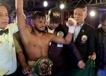 ভারতীয় বক্সারকে হারিয়ে ইতিহাস গড়লেন হাসান শিকদার