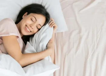 মানুষ ঘুমের মধ্যে হাসি কিসের লক্ষণ