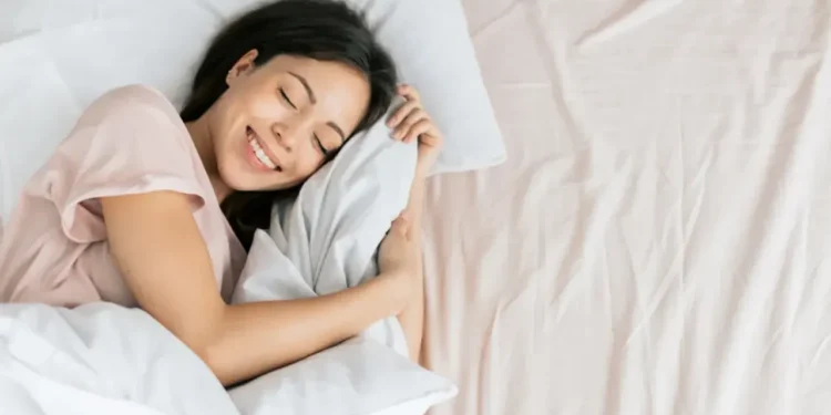 মানুষ ঘুমের মধ্যে হাসি কিসের লক্ষণ