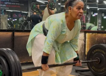 জিমে ঘাম ঝরাচ্ছেন ৭০ বছরের বৃদ্ধা, জানালেন ফিট থাকার রহস্য