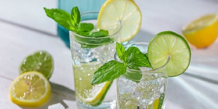 রাতে ঘুমানোর আগে লেবু পানি খেলে কী হয়?