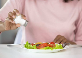 লবণ বেশি খেলে কী ঘটে শরীরে? জানালেন পুষ্টি বিশেষজ্ঞ