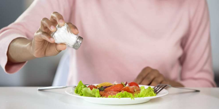 লবণ বেশি খেলে কী ঘটে শরীরে? জানালেন পুষ্টি বিশেষজ্ঞ