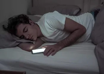 মাথার কাছে মোবাইল রেখে ঘুমালে ক্যানসারের ঝুঁকি বাড়ে?