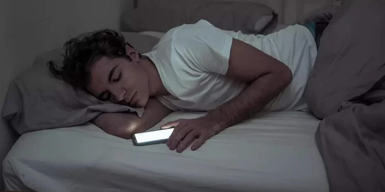 মাথার কাছে মোবাইল রেখে ঘুমালে ক্যানসারের ঝুঁকি বাড়ে?