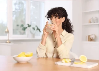 ফল খাওয়ার পর পানি পান করছেন, নিজের ক্ষতি করছেন নাতো?