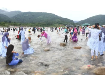 প্রাণ ফিরছে সাদাপাথরে, বাড়ছে পর্যটকের ভিড়