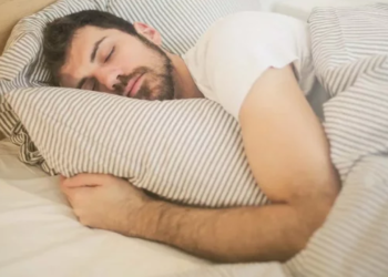 রাতে ভালো ঘুমের জন্য খাবেন যে ৭ খাবার