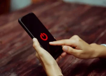 ঘুমানোর আগে স্মার্টফোন ব্যবহার, ডেকে আনছেন বড় বিপদ!