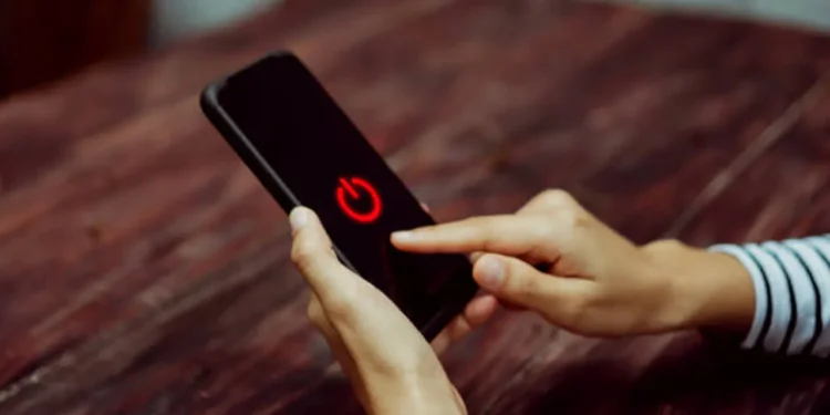 ঘুমানোর আগে স্মার্টফোন ব্যবহার, ডেকে আনছেন বড় বিপদ!