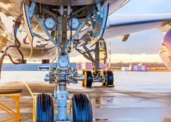 কৌতূহলবশত বিমানের ল্যান্ডিং গিয়ারে ঢুকে বিদেশে চলে গেল কিশোর