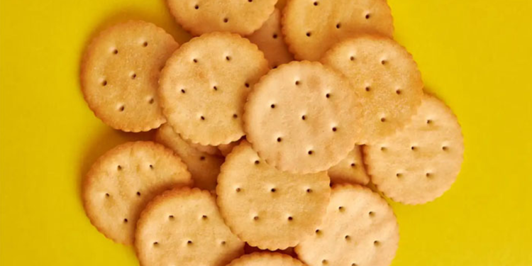 বিস্কুটে ছোট ছোট ছিদ্র থাকে কেন? অবাক করা কারণ জেনে নিন