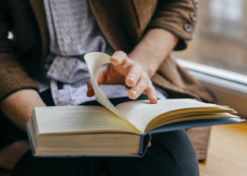 প্রতিদিন বই পড়ার স্বাস্থ্যকর ৬ উপকারিতা জানলে চমকে যাবেন