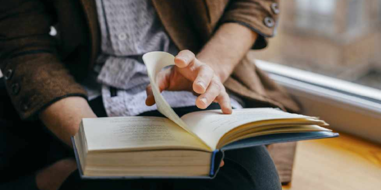 প্রতিদিন বই পড়ার স্বাস্থ্যকর ৬ উপকারিতা জানলে চমকে যাবেন
