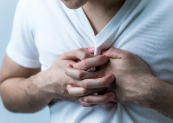 বুকে ব্যথা মানেই কি ‘মিনি’ হার্ট অ্যাটাক, কখন বুঝবেন বিপদের লক্ষণ?