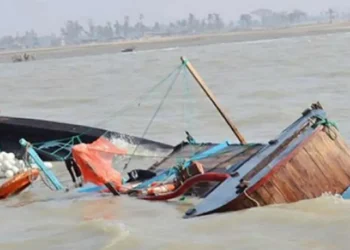 ঝড়ের কবলে পড়ে বঙ্গোপসাগরে ট্রলার ডুবি