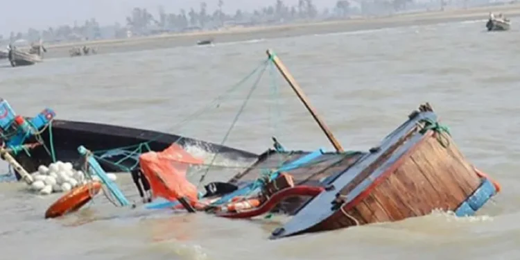 ঝড়ের কবলে পড়ে বঙ্গোপসাগরে ট্রলার ডুবি