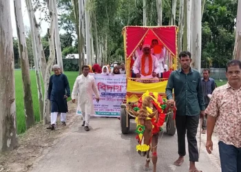 ৩২ বছর শিক্ষকতা শেষে রাজকীয় বিদায় শিক্ষকের
