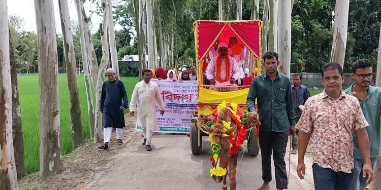 ৩২ বছর শিক্ষকতা শেষে রাজকীয় বিদায় শিক্ষকের