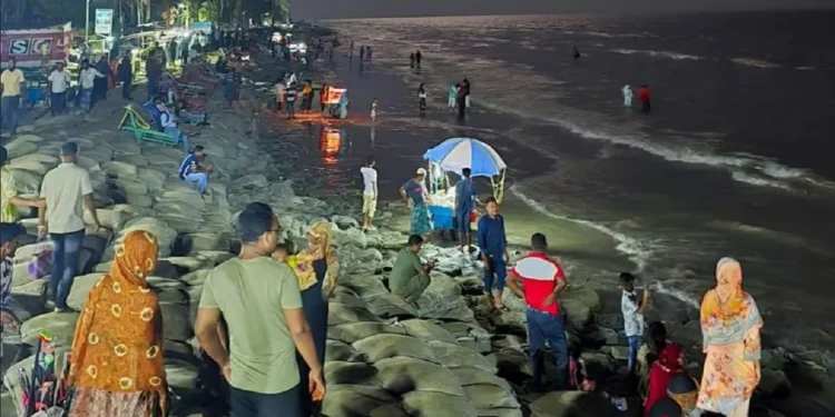 চন্দ্রগ্রহণ উপভোগে কুয়াকাটা সৈকতে পর্যটকের ঢল
