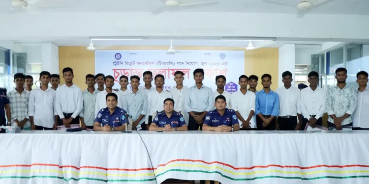ফেনীতে ১২০ টাকায় পুলিশে চাকরি পেলেন ২০ তরুণ