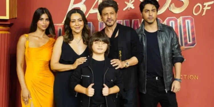 জাঁকজমকপূর্ণ আয়োজনে শাহরুখপুত্রের অভিষেক