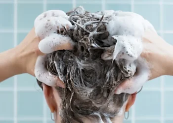 রোজ শ্যাম্পু করছেন? চুলের জন্য ভালো না ক্ষতিকর জেনে নিন