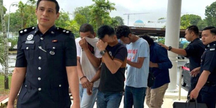 বাংলাদেশিকে আটকে রাখার দায়ে মালয়েশিয়ায় ৪ জনের কারাদণ্ড-জরিমানা