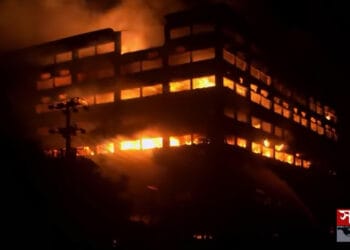 দাউ দাউ করে জ্বলছে অ্যাডামস ক্যাপ কারখানা, ধসে পড়ার শঙ্কা