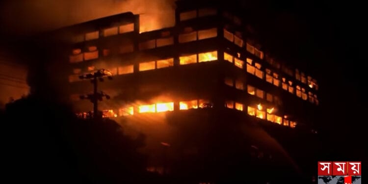 দাউ দাউ করে জ্বলছে অ্যাডামস ক্যাপ কারখানা, ধসে পড়ার শঙ্কা