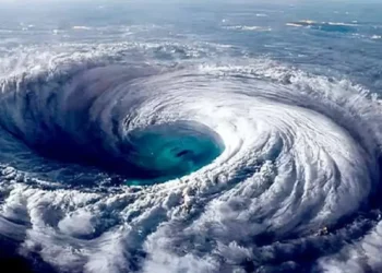 ধেয়ে আসছে ঘূর্ণিঝড়, ঘণ্টায় ৫০ কিলোমিটার পর্যন্ত বৃদ্ধি পাচ্ছে বাতাসের গতিবেগ