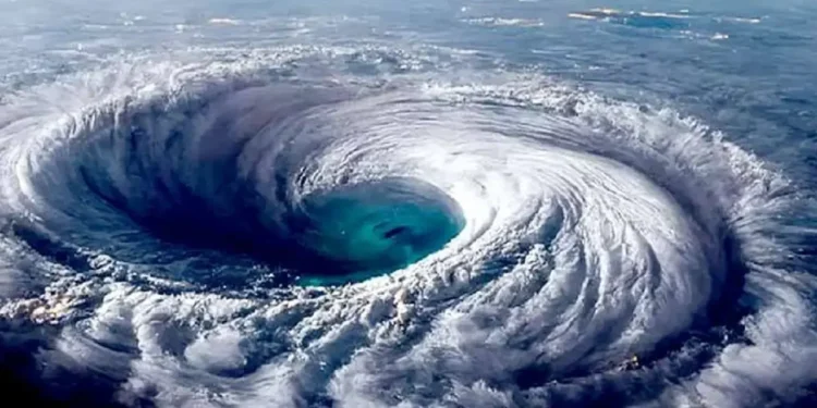 ধেয়ে আসছে ঘূর্ণিঝড়, ঘণ্টায় ৫০ কিলোমিটার পর্যন্ত বৃদ্ধি পাচ্ছে বাতাসের গতিবেগ