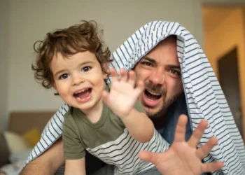 মা-বাবাকে দেখেই শেখে শিশুরা