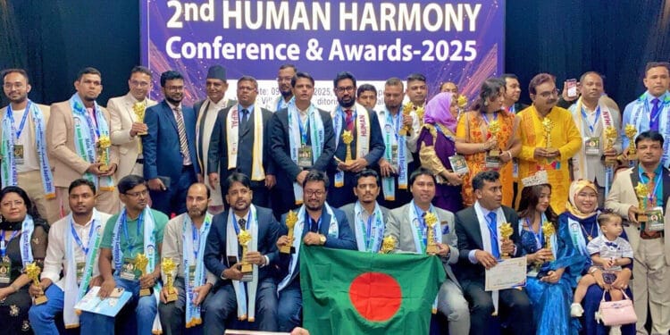 মালদ্বীপে হিউম্যান হারমনি অ্যাওয়ার্ড পেলেন ৮ বাংলাদেশি
