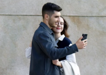 নেট দুনিয়ায় কারা বেশি ছবি শেয়ার করেন, সুখী নাকি অসুখী দম্পতি?