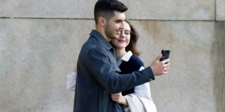 নেট দুনিয়ায় কারা বেশি ছবি শেয়ার করেন, সুখী নাকি অসুখী দম্পতি?