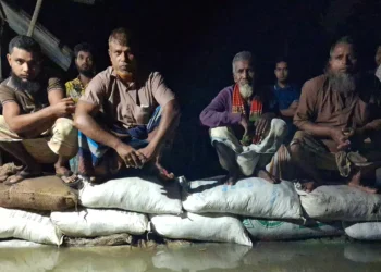 আতঙ্কে নির্ঘুম রাত কাটালেন নদীপাড়ের মানুষ