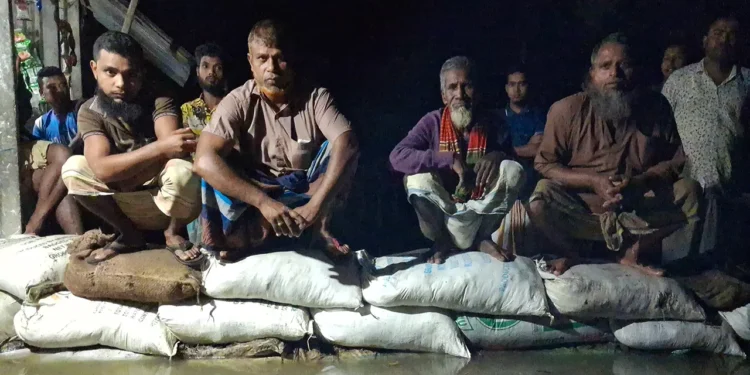 আতঙ্কে নির্ঘুম রাত কাটালেন নদীপাড়ের মানুষ