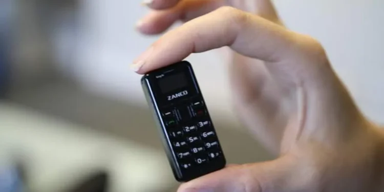 মাত্র ১৩ গ্রাম ওজনে বিশ্বের সবচেয়ে ছোট ফোন