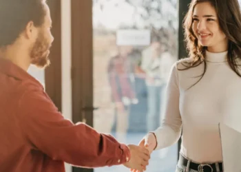 প্রথম দেখাতেই মানুষ চিনে নিন ৫ মনোবিজ্ঞানভিত্তিক ট্রিকসে