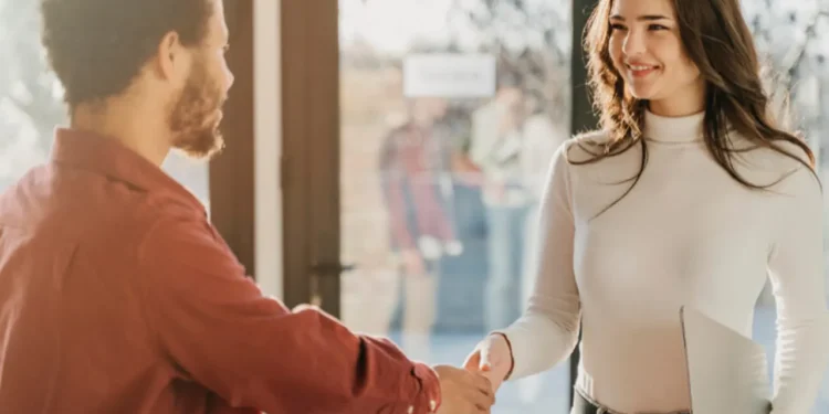 প্রথম দেখাতেই মানুষ চিনে নিন ৫ মনোবিজ্ঞানভিত্তিক ট্রিকসে