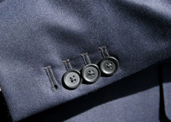 কোটের হাতাতে এই অতিরিক্ত বোতাম কেন থাকে, আসল রহস্য জেনে নিন