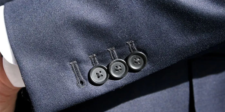কোটের হাতাতে এই অতিরিক্ত বোতাম কেন থাকে, আসল রহস্য জেনে নিন