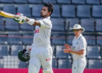 ৩০১ রানের লিড নিয়ে ইনিংস ঘোষণা, রেকর্ডে ভাসছে বাংলাদেশ