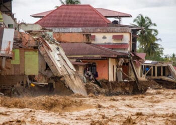 ইন্দোনেশিয়ায় ভূমিধস ও বন্যায় মৃত্যু ২০০ ছাড়াল